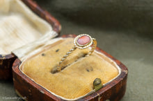 Load image into Gallery viewer, Vintage 9ct Yellow Gold Coral Rope Bezel Ring

