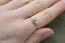 Load image into Gallery viewer, Vintage 9ct Yellow Gold Coral Rope Bezel Ring
