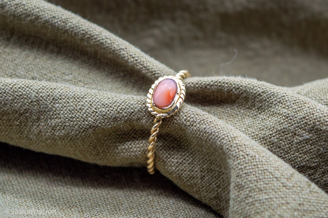 Vintage 9ct Yellow Gold Coral Rope Bezel Ring