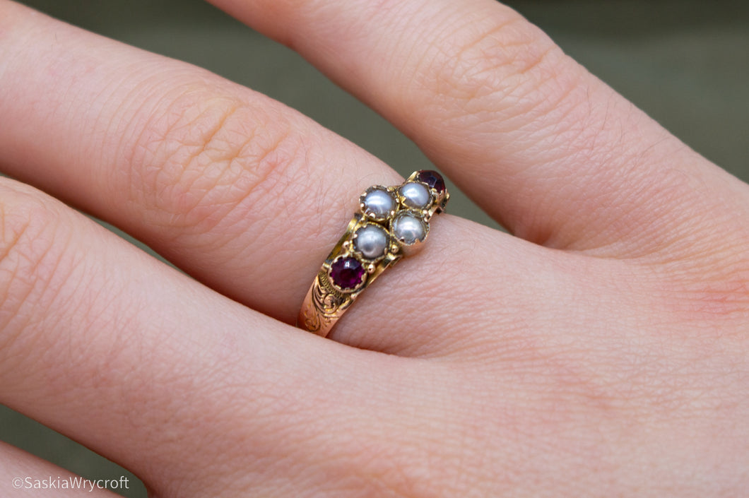 9ct Yellow Gold Antique Seed Pearl & Garnet Ring | Victorian